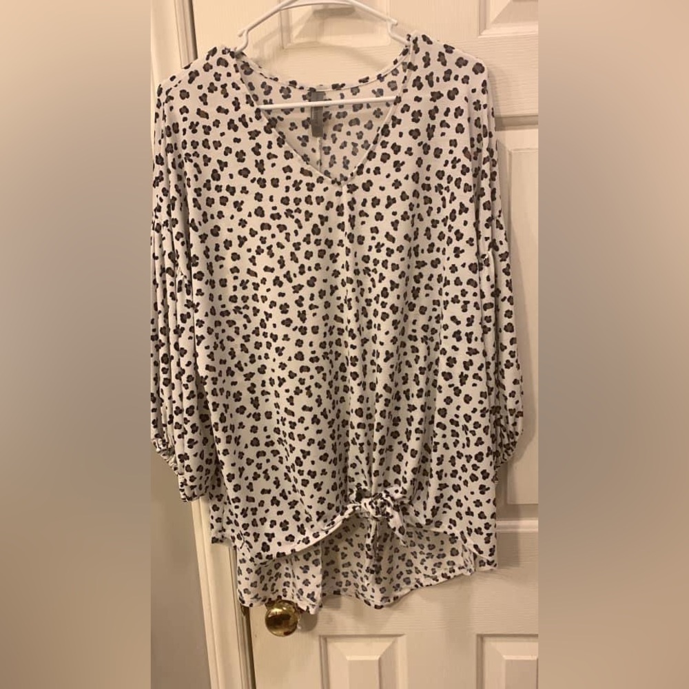 Brand - Honeyme curvy
Size-XL - fits loose, tie in front can be adjusted